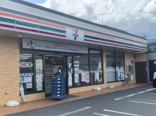 【コンビニエンスストア】セブンイレブン　大和桜ヶ丘東口店まで652ｍ