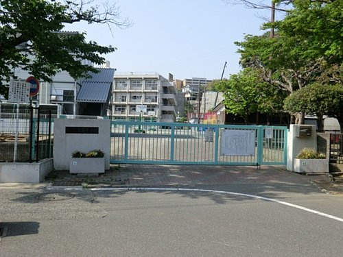 【小学校】横浜市立六浦小学校まで260ｍ