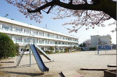 【小学校】戸ケ崎小学校まで330ｍ