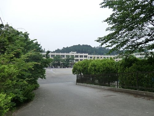 【小学校】青梅市立第四小学校まで560ｍ