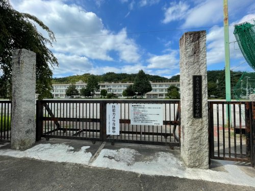【小学校】あきる野市立多西小学校まで1559ｍ