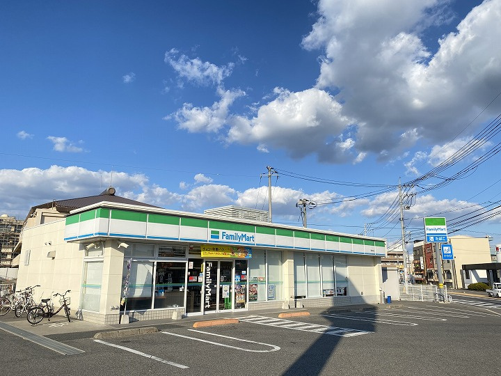 【コンビニエンスストア】ファミリーマート　西条東店まで885ｍ