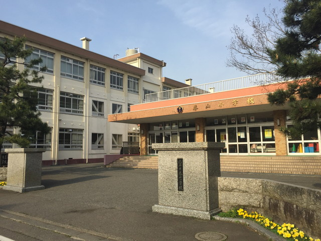 【小学校】春山小学校まで413ｍ