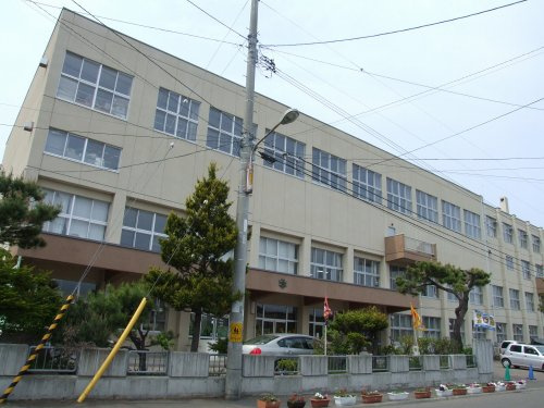 【小学校】札幌市立福住小学校まで450ｍ