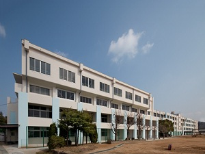 【小学校】川西市立　緑台小学校まで852ｍ
