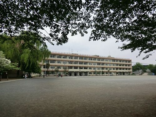 【小学校】　所沢市立美原小学校まで760ｍ