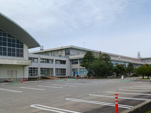 【小学校】羽咋市立羽咋小学校まで874ｍ