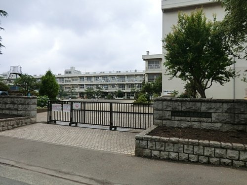 【小学校】相模原市立上鶴間小学校まで565ｍ