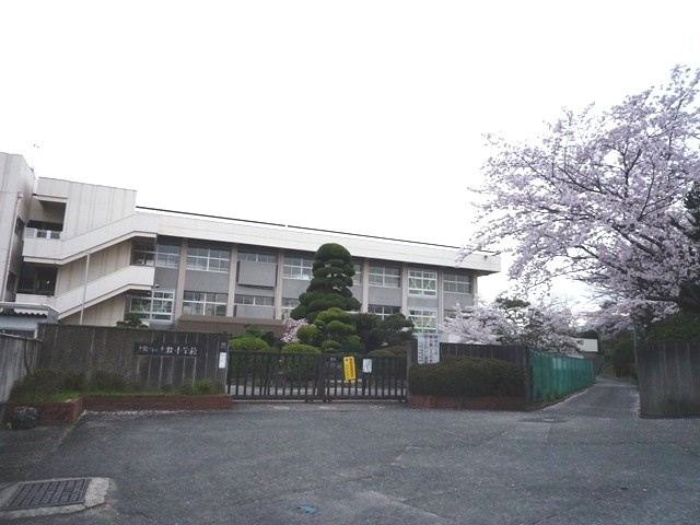 【小学校】上牧町立上牧小学校まで2250ｍ