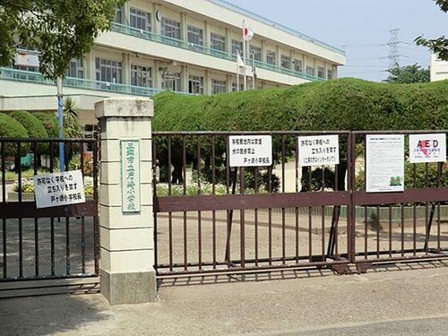 【小学校】三郷市立戸ケ崎小学校まで298ｍ