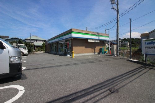 【コンビニエンスストア】ファミリーマート横須賀御幸浜店まで448ｍ
