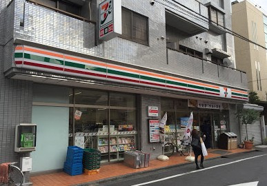 【コンビニエンスストア】セブン-イレブン新宿東五軒町店まで900ｍ