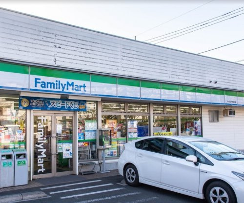【コンビニエンスストア】ファミリーマート　みなとや鶴川店まで331ｍ