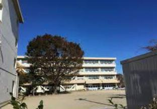 【小学校】　大久保小学校まで338ｍ
