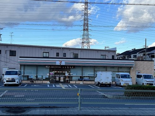 【コンビニエンスストア】セブンイレブン　大阪北島2丁目店まで296ｍ