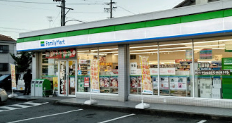 【コンビニエンスストア】ファミリーマート　蟹江本町店まで428ｍ