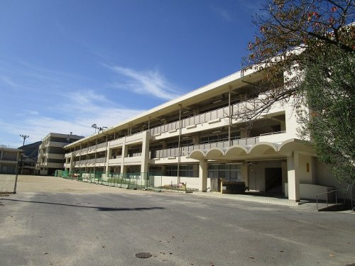 【小学校】三原市立　田野浦小学校まで920ｍ