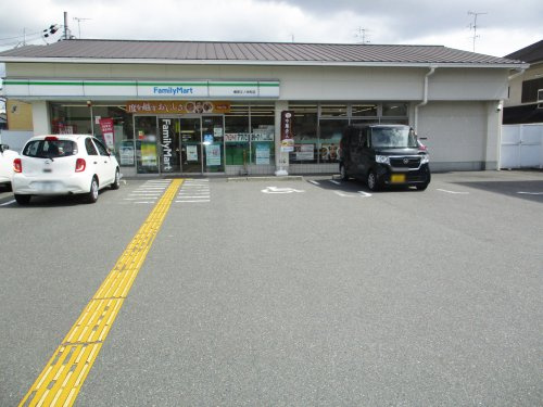 【コンビニエンスストア】ファミリーマート　樫原江ノ本町店まで321ｍ