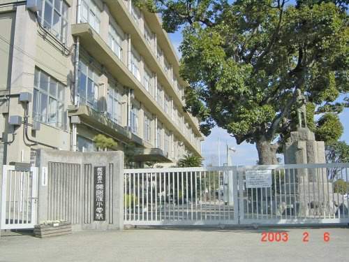 【小学校】姫路市立英賀保小学校まで364ｍ
