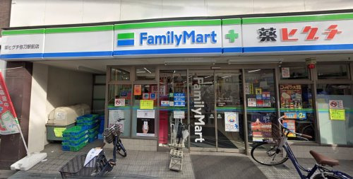 【コンビニエンスストア】ファミリーマート　薬ヒグチ弥刀駅前店まで162ｍ