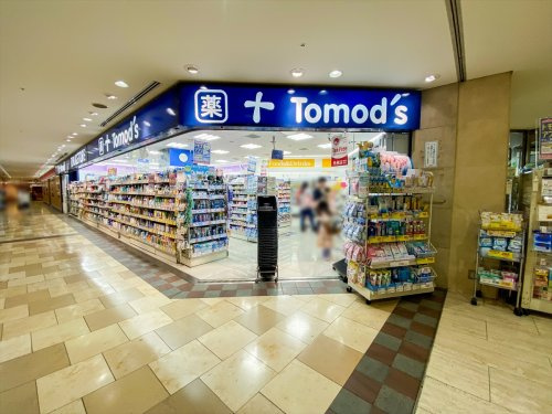 【ドラッグストア】トモズ　東京オペラシティ店まで376ｍ