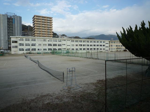 【中学校】阿賀中学校まで893ｍ
