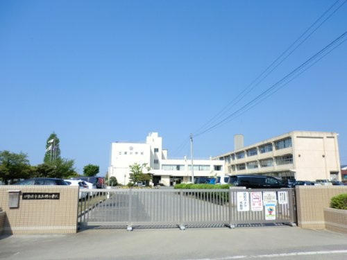 【小学校】伊勢崎市立三郷小学校まで900ｍ