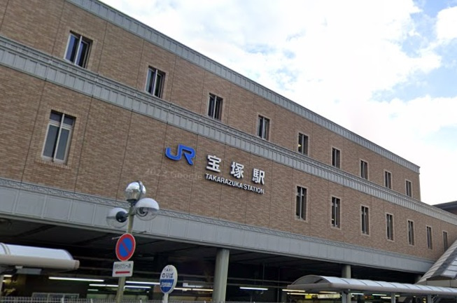 【スーパー】パントリーJR宝塚駅店まで564ｍ