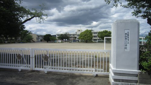 【小学校】各務原市立那加第三小学校まで508ｍ