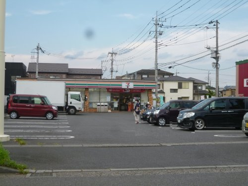 【コンビニエンスストア】セブンイレブン　越谷大里店まで370ｍ