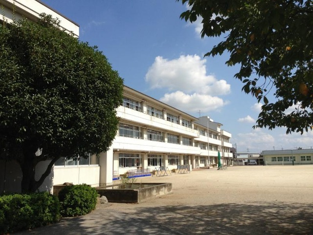 【小学校】館林市立第三小学校まで900ｍ