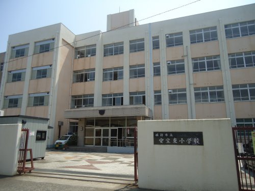 【小学校】安室東小学校まで622ｍ