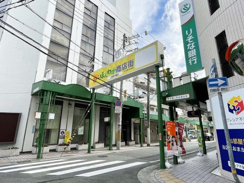 【ショッピングセンター】ほんわか商店街まで447ｍ