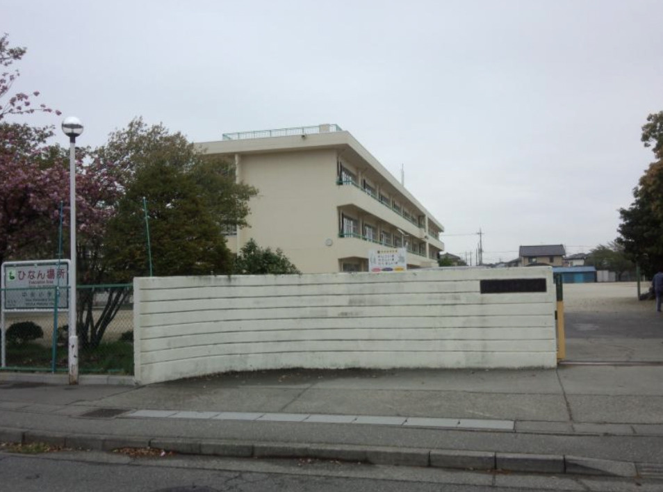 【小学校】本庄市立　中央小学校まで1299ｍ