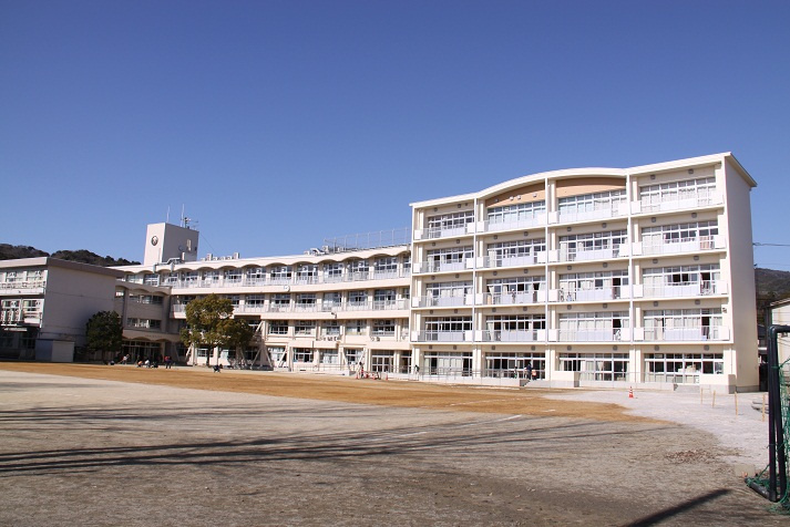 【小学校】高知市立初月小学校まで848ｍ