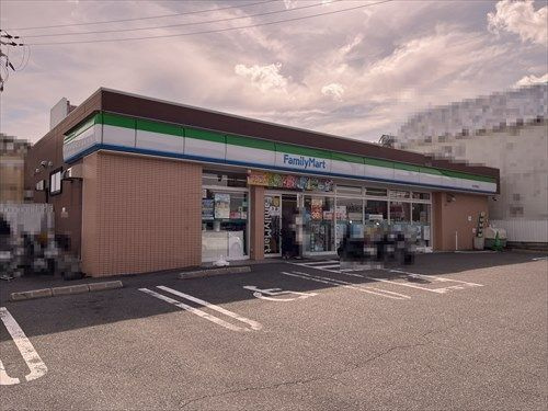 【コンビニエンスストア】ファミリーマート　枚方東香里店まで1028ｍ