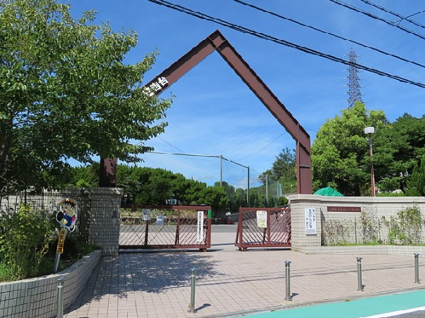 【小学校】高槻市立日吉台小学校まで960ｍ