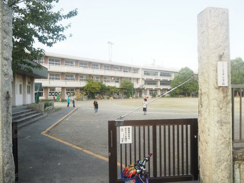 【小学校】久喜市立菖蒲小学校まで700ｍ