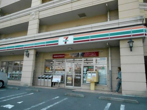 【コンビニエンスストア】セブン‐イレブン　横浜レイディアント店まで30ｍ