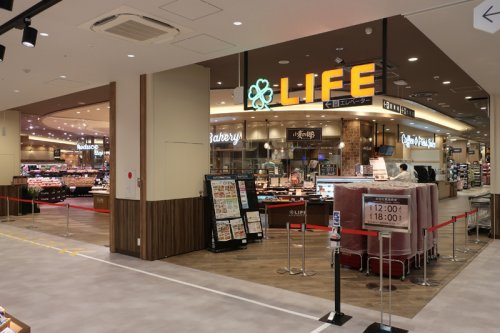【スーパー】ライフ　カメイドクロック店まで300ｍ
