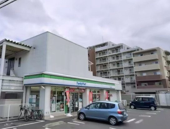 【コンビニエンスストア】ファミリーマート　西原三丁目店まで183ｍ
