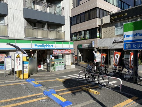 【コンビニエンスストア】ファミリーマート　牛込柳町駅前店まで181ｍ