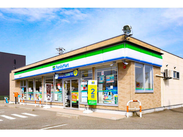 【コンビニエンスストア】ファミリーマート　能美寺井町店まで736ｍ