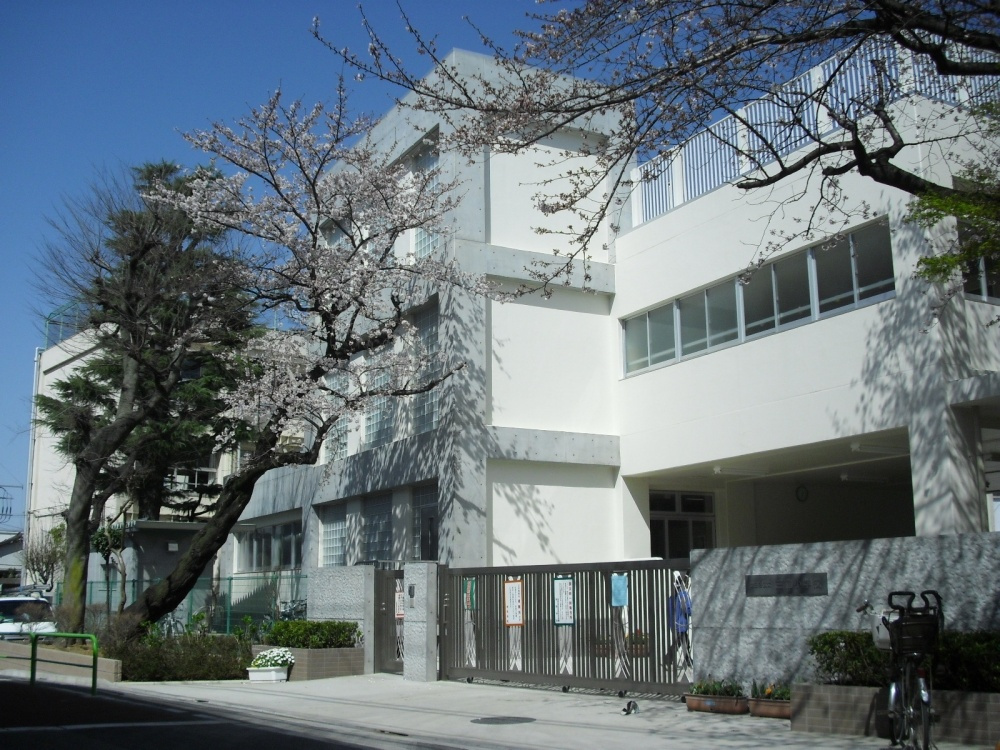 【小学校】世田谷区立三宿小学校まで574ｍ