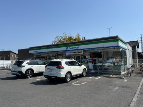 【コンビニエンスストア】ファミリーマート　宇都宮西川田駅前店まで979ｍ