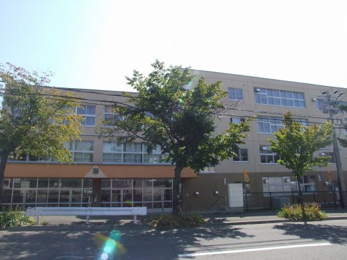 【小学校】札幌市立南の沢小学校まで900ｍ