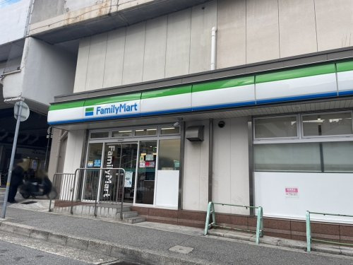 【コンビニエンスストア】ファミリーマート　六甲道駅前店まで94ｍ