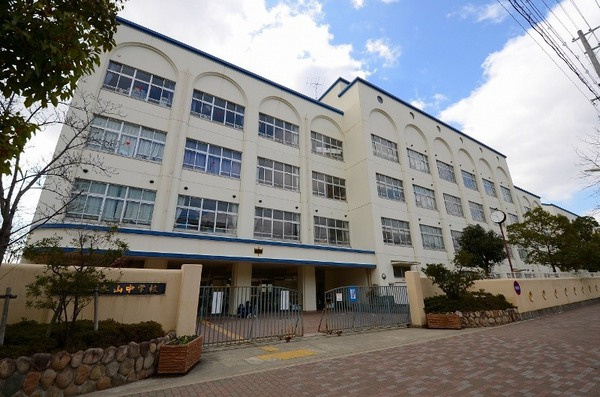 【中学校】神戸市立本山中学校まで1301ｍ