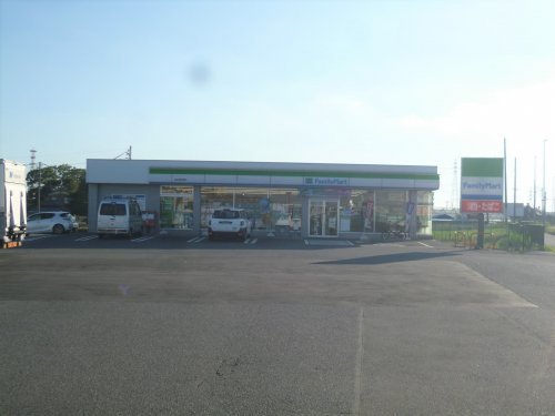 【コンビニエンスストア】ファミリーマート　越谷南荻島店まで800ｍ