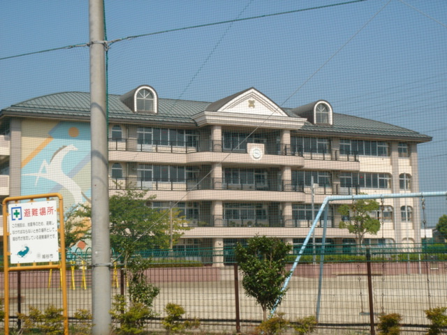 【小学校】越谷市立出羽小学校まで960ｍ
